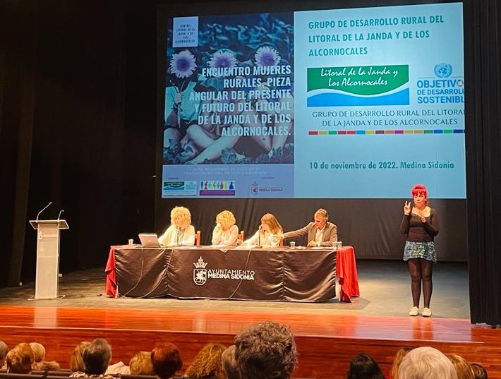 El Teatro Municipal de Medina Sidonia acogío a más de 70 mujeres del Litoral de la Janda y de Los Alcornocales